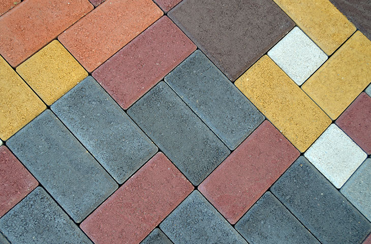 Пример кладки тротуарной плитки на бетон